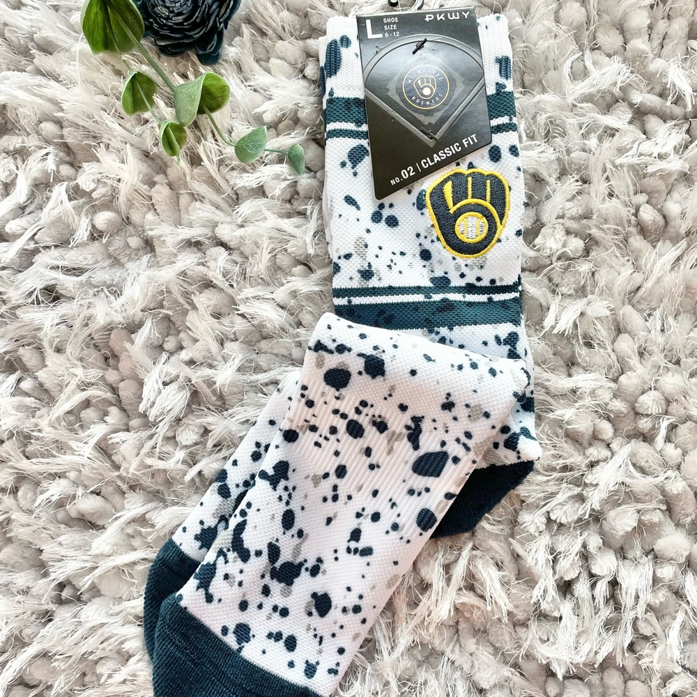 New with tagMILWAUKEE BREWERS Paintsplashed Socks SZ L shoe sz 6-12 official MLB